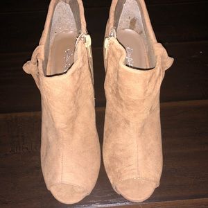 Qupid Camel Open Toe Heeled Booties Sz 7